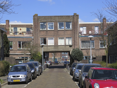906193 Gezicht op het poortgebouw over de Bantamstraat te Utrecht, met op de achtergrond de Ternatestraat